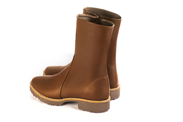 Caramel brown women's ankle boots with a zip on the inside. Round toe. Flat rubber soles. Rear view - Florence KOOIJMAN